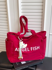 Sac cabas minimaliste en nylon rouge avec imprimé Angel Fish et breloque lune en peluche