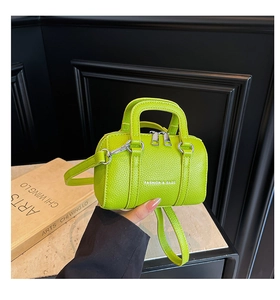 Détail du mini sac Boston vert fluo en cuir grainé avec logo Fashion & Bags brodé