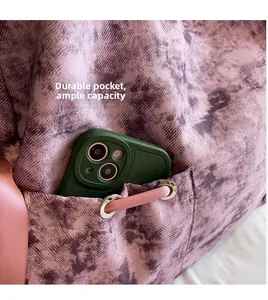 Détail d'une grande poche extérieure durable sur un sac cabas tie-dye violet pratique