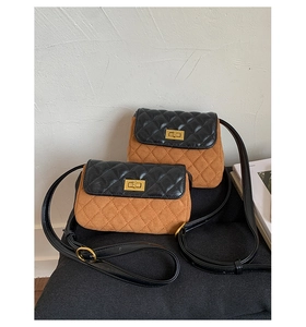 Détail de sacs bandoulière en patchwork de daim avec motif matelassé et fermoirs dorés
