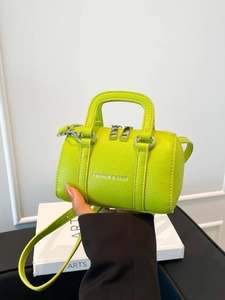 Mini sac à main cylindrique vert citron en cuir grainé avec une bandoulière élégante