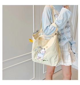 Detaillierte Schaf-Stickerei mit Lovely Sheep Schriftzug auf beigem Canvas-Shopper