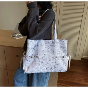 Détail du grand sac cabas à motif marbré avec poches latérales à cordon coulissant