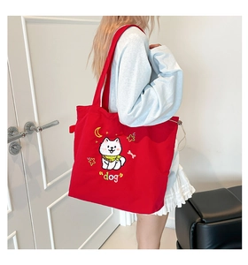 Detailansicht der roten Canvas-Tasche mit süßem Hundemotiv und robuster Baumwolltextur
