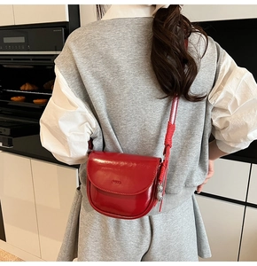 Sacoche selle rouge en cuir avec gravure LILLI dans une cuisine élégante