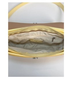 Vue intérieure d'un sac à bandoulière tendance en cuir jaune et marron avec grand espace