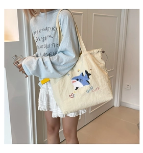 Detail der Canvas-Tragetasche mit Hai-Stickerei und blauem GOOD LUCK Text im Casual-Stil