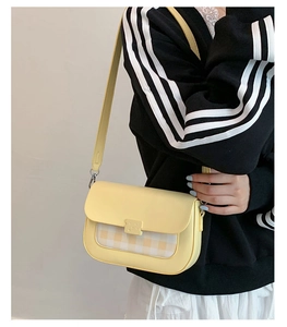 Détail du petit sac bandoulière jaune avec motif à carreaux jaune et blanc et crochets