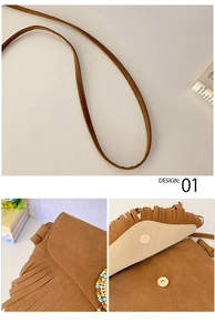 Détail du sac à franges en daim marron avec perles colorées et fermoir magnétique
