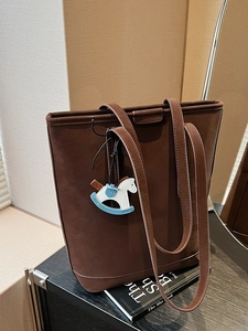 Women's PU Leather Bucket Bag Minimalist Large Capacity Shoulder Bag With Horse Charm Fashion Matte Crossbody Daily Tote