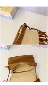 Vue détaillée du sac à bandoulière en daim marron montrant les franges et la poche