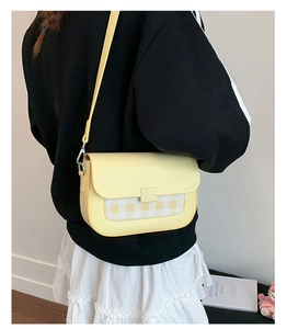 Mannequin portant un sac à bandoulière à carreaux jaunes et blancs avec détails argentés