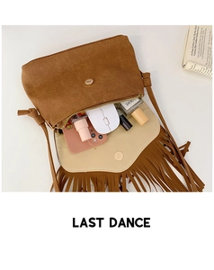 Vue intérieure du sac bandoulière à franges en daim marron montrant sa grande capacité