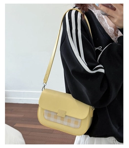 Détail d'un sac à bandoulière en cuir PU jaune avec boucle nœud et tissu à carreaux