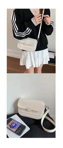 Détail du sac bandoulière en cuir PU crème avec rabat à carreaux et boucle dorée