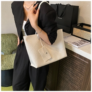 Vue détaillée du sac cabas blanc crème à texture tissée avec petite pochette assortie