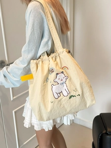 Süße cremegelbe Canvas-Tragetasche mit besticktem Schaf und Regenbogen für den Alltag