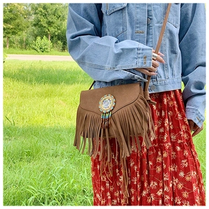 Détail du sac bandoulière bohème avec broderie de perles colorées et longues franges