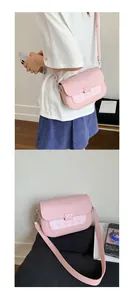 Détails du rabat à carreaux roses et de la boucle carrée décorative sur un sac à bandoulière