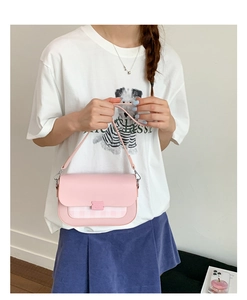 Détail du sac à bandoulière en similicuir rose avec motif à carreaux chic et boucles en métal