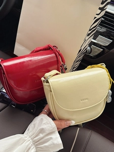Sacoche de Selle en Cuir PU Brillant pour Femmes Sac Bandoulière Simple Avec Pendentif Cacahuète Petit Sac de Téléphone Polyvalent