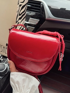Sac à main selle rouge en cuir brillant avec détails de corde et bandoulière chic