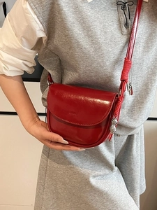 Petit sacoche rouge vernie pour femme avec pendentif cacahuète et bandoulière