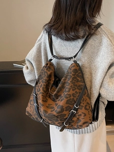 Versatile leopard print tote bag with large capacity and casual silhouette for women