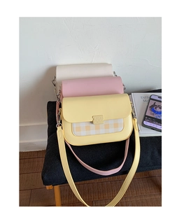 Vue détaillée des sacs bandoulière pastel avec motifs à carreaux et bandoulières en cuir