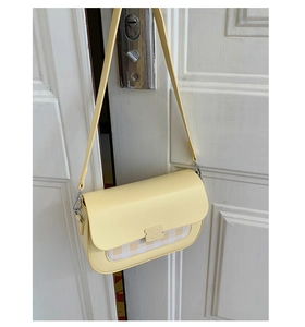 Détail du petit sac à bandoulière jaune clair avec tissu à carreaux sur poignée de porte