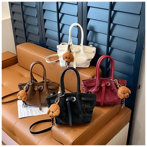 Détails de sacs à main plissés en quatre couleurs avec charmants oursons en peluche