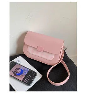 Petit sac bandoulière rose avec empiècement à carreaux et boucle carrée élégante