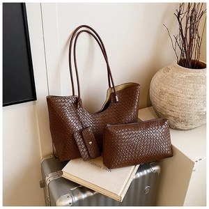 Ensemble 3 pièces de cabas tissé marron foncé, pochette et étui sur valise argent