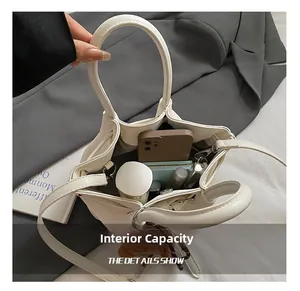 Vue de dessus du sac seau blanc montrant la capacité pour téléphone et cosmétique