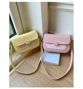 Détail de sacs à bandoulière avec boucles en forme de biscuit et patchwork à carreaux pastel