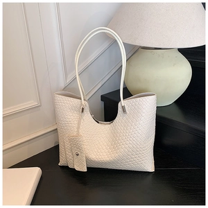 Détails du sac cabas blanc tissé avec pochette assortie et doubles poignées épurées
