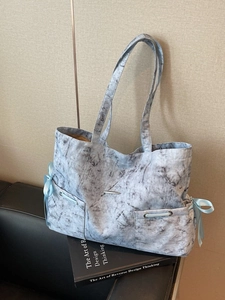 Grand sac cabas bleu clair à motif marbré avec nœud élégant et poches latérales