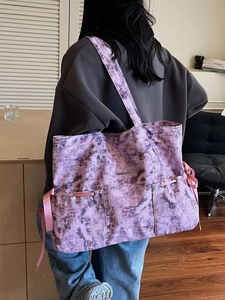 Grand sac cabas en toile tie-dye violet avec rubans roses et nœuds sur les côtés