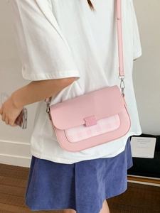 Sac bandoulière rose à rabat avec motif à carreaux et bandoulière réglable pour femme