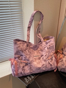 Sac fourre-tout en toile tie-dye violette avec ruban rose et poches à cordon pratiques