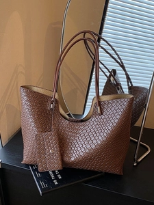 Grand sac cabas tressé marron foncé avec pochette assortie sur fond miroir