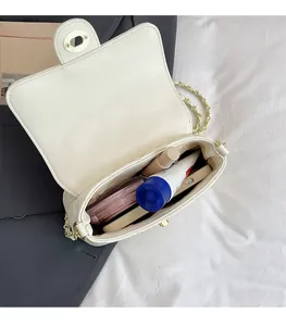Vue intérieure du sac à chaîne matelassé blanc cassé montrant sa grande capacité de rangement