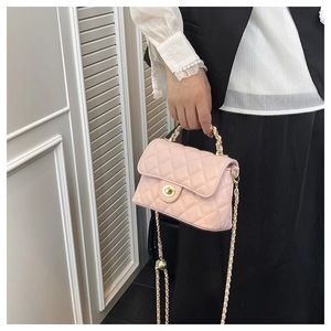 Mini sac matelassé rose avec fermoir doré et bandoulière en chaîne entrelacée