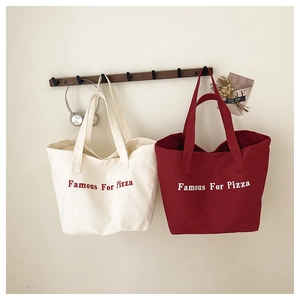 Dettaglio borse shopper in tela beige e bordeaux con stampa vintage Famous For Pizza
