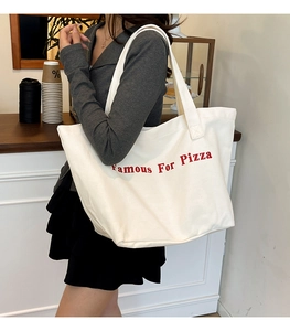 Dettaglio della borsa tote in tela bianca con stampa rossa Famous For Pizza