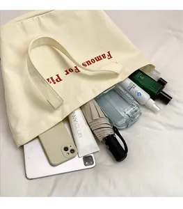 Vista interna che mostra la grande capacità per tablet e telefono della borsa in tela