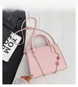 Petit sac fourre-tout rose en similicuir avec breloques fraises et détail de chaîne dorée