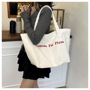 Dettaglio di una borsa tote in tela bianca con stampa Famous For Pizza rossa al caffè