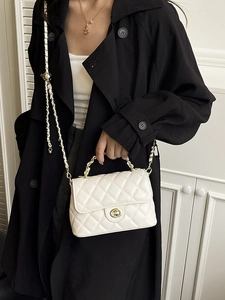 Sac à bandoulière matelassé blanc avec chaîne dorée et fermoir tournant chic