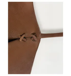 Vue détaillée du sac en cuir marron rétro avec design de couture croisée tressée